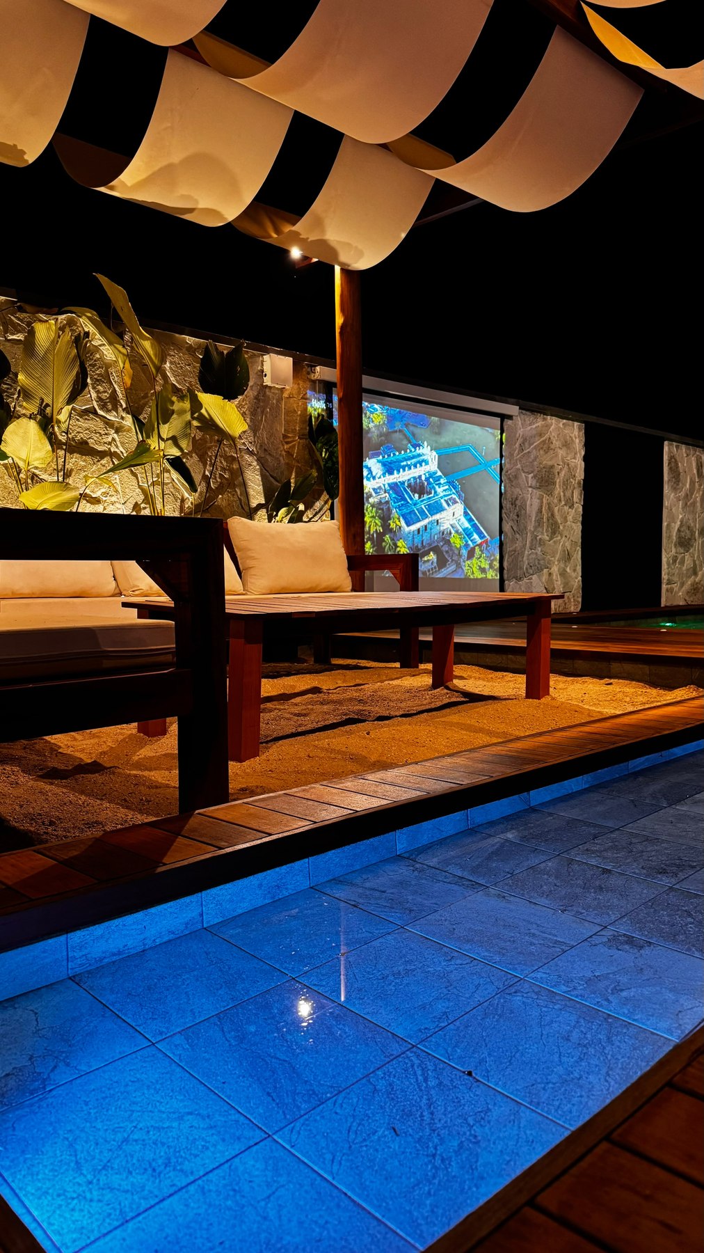 Área externa com piscina iluminada